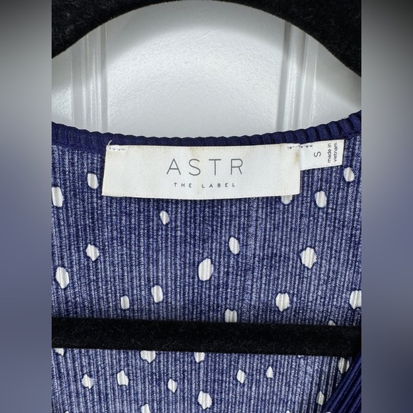 ASTR The Label Navy Blue/White Polka Dot Plisse Ribbed V-Neck Blouse - Picture 3 of 6